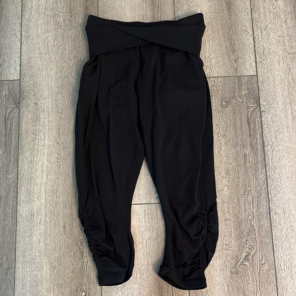 Lululemon Sunset Salutation Crop
Black size 6 - Picture 2 of 3